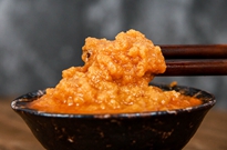 經(jīng)過(guò)包裝機(jī)包裝后的蟹黃醬